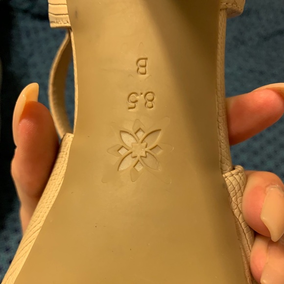 Nude BCBG platform peep toe sandals - Picture 5 of 5